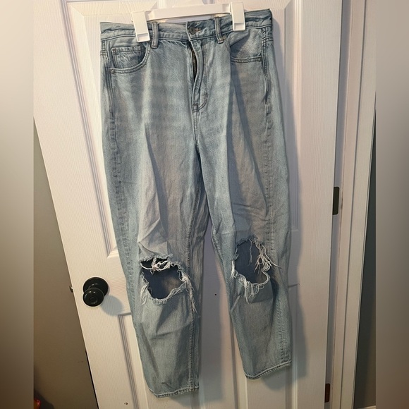 American Eagle Outfitters Denim - American Eagle Relaxed Mom Jeans Light Wash Size 8 Women’s